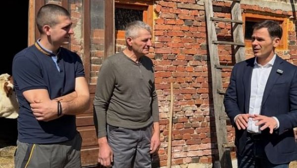 МАЛИ У ПОСЕТИ ДОМАЋИНСТВУ БОШКОВИЋ ИЗ БАЈИНЕ БАШТЕ: Породице које на селу остану на окупу могу успешно да се баве пољопривредом