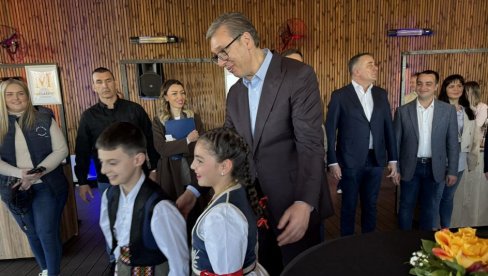 VUČIĆ U POSETI ARANĐELOVCU: Predsednik obišao destileriju u Kopljarima i eko naselje Šumadijski Kutak(FOTO/VIDEO)