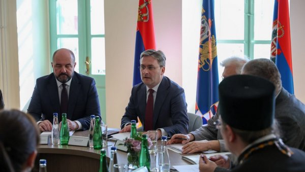 ОДРЖАНА СЕДНИЦА ОДБОРА ЗА ОБНОВУ И РАЗВОЈ СРЕМСКИХ КАРЛОВАЦА: Присуствовао министар Селаковић (ФОТО)