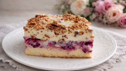 BELE LEDENE KOCKE SA VIŠNJAMA: Kremasti kolač koji se topi u ustima