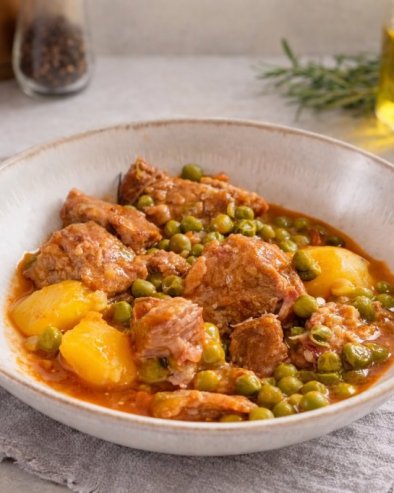 НЕЖНИ ГУЛАШ СА КРОМПИРОМ И ГРАШКОМ: Домаће јело које греје душу