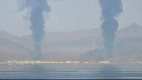 POJAVIO SE SNIMAK: U plamenu ključna naftna luka u Emiratima nakon napada iranskog drona (VIDEO)