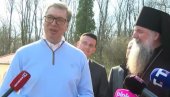 VUČIĆ U MANASTIRU PINOSAVA:  Srbija naša porodica - želimo punu trpezu za svačijim porodičnim stolom (VIDEO)