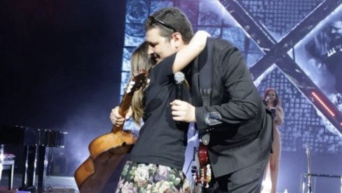 GEST KOJI JE RAZNEŽIO SVE: Miloš Vuksanović iz Leksington benda poklonio gitaru devojčici iz publike, dvorana eruptirala od emocija (FOTO)