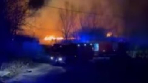 ВЕЛИКИ ПОЖАР НА НОВОМ БЕОГРАДУ: Све је изгорело, кров пао (ВИДЕО)