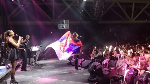 ATMOSFERU DOVEDELA DO USIJANJA: Ceca Ražnatović se ogrnula srpskom zastavom na koncertu u Čačku (FOTO)