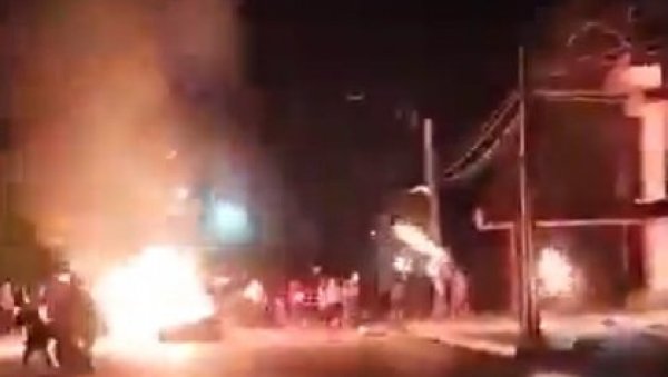 ХАОС СЕ ШИРИ КУБОМ: Нападнуто седиште Комунистичке партије, зграда у пламену, насиље на улицама (ВИДЕО)