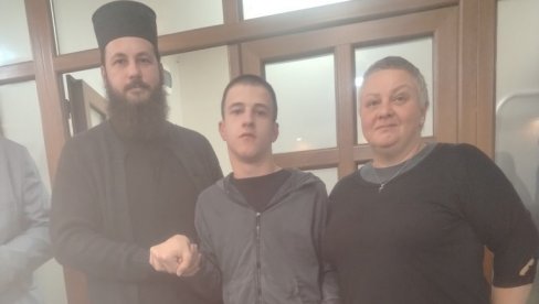 KNJIGU NAPISAO PALCEM LEVE RUKE: Cerebralno paralizovani Uroš Joksimović (20) iz Berana u Bogu i molitvi nalazi smisao i utehu