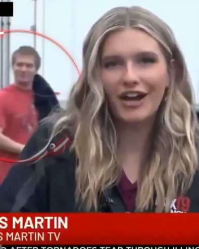 ПРОГРАМ ОДМАХ ПРЕКИНУТ: Новинарка се уључила УЖИВО, пролазник иза ње ШОКИРАО потезом: Дођавола, ШТА смо управо видели?! (ВИДЕО)