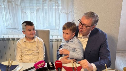 VUČIĆ U BAJINOJ BAŠTI Predsednik Srbije u poseti porodici Knežević: Ti si mi najvažniji na svetu danas