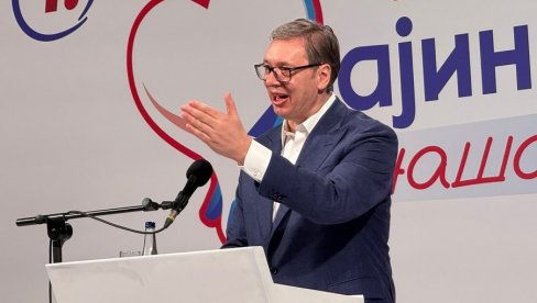 VUČIĆ U BAJINOJ BAŠTI: Vučić govori na mitingu u punoj sali