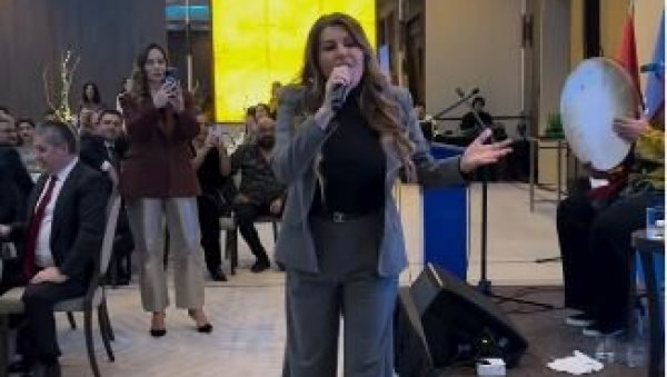 ЗАПЕВАЛА ТРАДИЦИОНАЛНУ СРПСКУ ПЕСМУ: Вики Миљковић и Ташке специјални гости на ифтару у Београду (ФОТО)