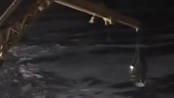 ДВОЈЕ НЕМАЦА СПАСЕНО НАКОН СОС ПОЗИВА: Остали заглављени на леденим санкама у Балтичком мору (ВИДЕО)