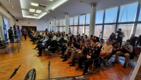 Budući inženjeri predstavljaju projekte letelica na Mašinskom fakultetu