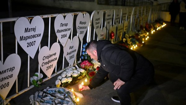 ГОДИШЊИЦА ТРАГЕДИЈЕ У КОЧАНИМА: У Парку револуције постављено је 63 беле столице као симболичан спомен на погинуле у пожару