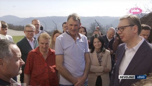 VUČIĆ U SEVOJNU: Predsednik se druži sa penzionerima (VIDEO)