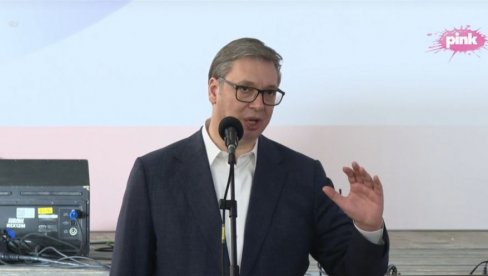 ВУЧИЋ ЧЕСТИТАО РОЂЕНДАН ДВОЈИЦИ ПЕНЗИОНЕРА: Ајде људи, добио сам информацију да су у сали, хтео сам да им честитам