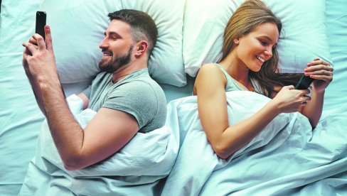 ZAMKE VIRTUELNOG SVETA: Pametni telefoni krivi za pad nataliteta