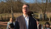 VUČIĆ OBILAZI SELO KOTRAŽA U LUČANIMA: Veliki broj ljudi se okupio da pozdravi predsednika, stiže voodovod i putevi! (VIDEO)