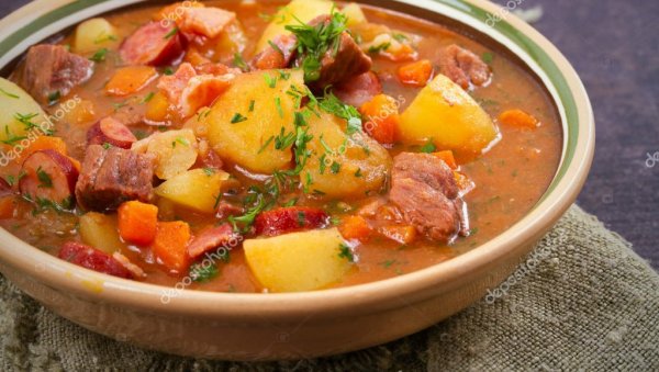 ЗА ЉУБИТЕЉЕ КУВАНИХ ЈЕЛА: Гулаш са месом и кобасицама, оброк који ће вас сатима држати ситим