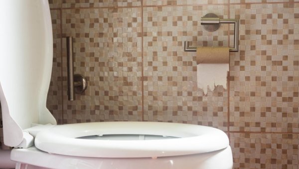 СПУШТЕН ИЛИ ПОДИГНУТ ПОКЛОПАЦ WC ШОЉЕ? Ево шта кажу стручњаци
