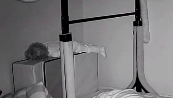 РОДИТЕЉИ ПОСЛАЛИ МАЛИШАНА НА СПАВАЊЕ, ПА ОСТАЛИ У ЧУДУ: Камера забележила пресмешне сцене, ово морате видети (ВИДЕО)