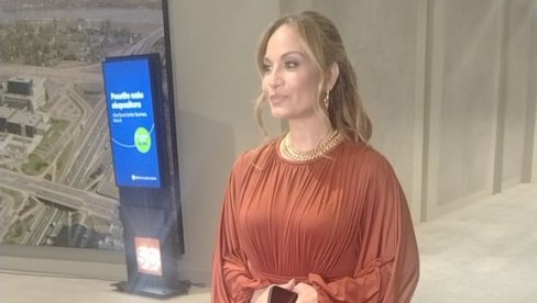 ŽENE IZ PUBLIKE SU MI DAVALE PRVU POMOĆ: Prvo pojavljivanje Jelene Tomašević nakon što se srušila na bini (FOTO)