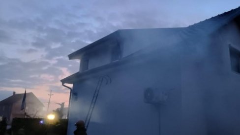POŽAR NA ČUKARICI: Vatra zahvatila krov porodične kuće - Vatrogasci odmah reagovali (FOTO)