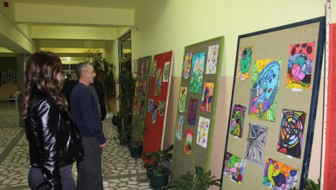 КОСТА СЛИКАМА ПРИЧА СА СВЕТОМ: У ваљевској школи отворена изложба радова ученика из спектра аутизма