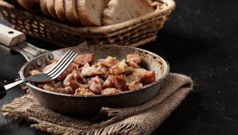 НЕ БАЦАЈТЕ СТАРИ ТИГАЊ: Повратите му сјај уз помоћ једног кухињског трика