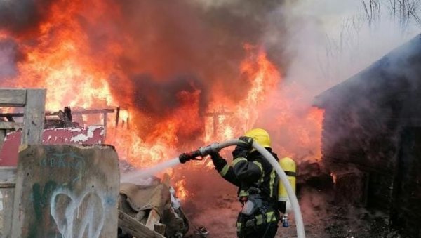 ВЕЛИКИ ПОЖАР НА ЧУКАРИЦИ: Ватра прети да прогута објекат и аутомобиле на паркингу (ФОТО)