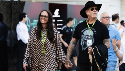 ČUVENI MUZIČAR METALIKE ZAPROSIO DEVOJKU: Sve se odvilo među ajkulama (FOTO)