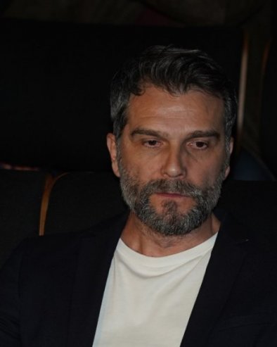 КРАХ ЉУБАВИ: Познати глумац оставио колегиницу због 23 лета млађе