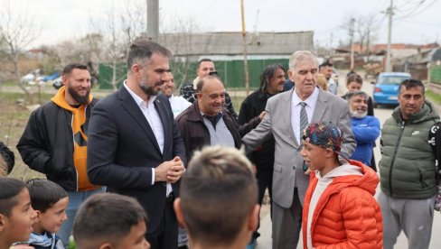 SA GRAĐANIMA PRIČALI O AKCIJI „SVOJ NA SVOM“: Novosadsko naselje Veliki rit posetili ministar Beriša i gradonačelnik Mićin