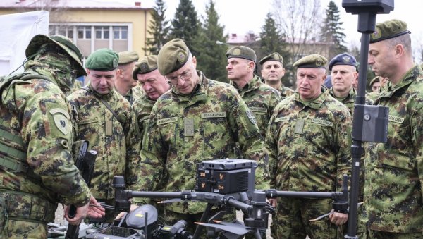 ВОЈСКА СРБИЈЕ НАСТАВЉА СА НАБАВКОМ НАОРУЖАЊА И ОПРЕМЕ: Начелник Генералштаба обишао јединице у Краљеву