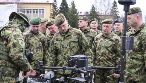 ВОЈСКА СРБИЈЕ НАСТАВЉА СА НАБАВКОМ НАОРУЖАЊА И ОПРЕМЕ: Начелник Генералштаба обишао јединице у Краљеву