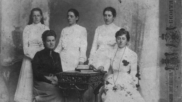 ПЛАЧ ЗА ОКРВАВЉЕНИМ И НАМУЧЕНИМ ЈУНАЦИМА: Надежда се са војском повлачила  у нагорелом, блатњавом шињелу уз болничке арњеве и рањенике