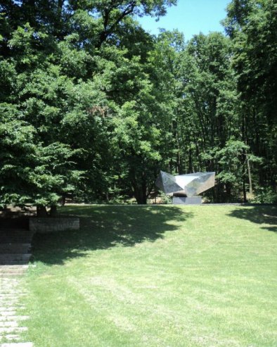 СКАНДАЛОЗНО: Испред спомен-парка жртвама усташког режима у Хрватској постављене лежаљке сунчање