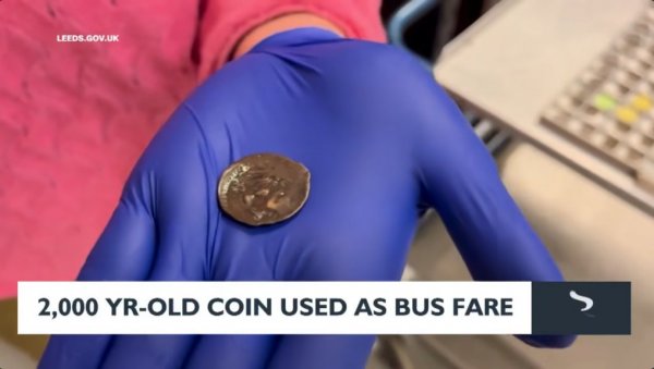 АУТОБУСКА КАРТА ПЛАЋЕНА НОВЧИЋЕМ ИЗ 1. ВЕКА ПРЕ НОВЕ ЕРЕ: Унук чувао поклон од деке више од 70 година (ВИДЕО)