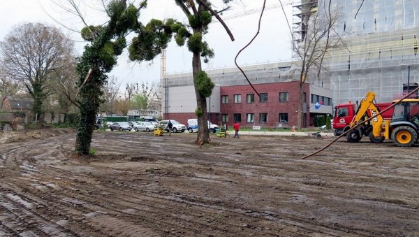 РАДНИЧКА УЛИЦА У НОВОМ САДУ ДОБИЈА ПРИВРЕМЕНО ПАРКИРАЛИШТЕ: Биће места за око 60 аутомобила