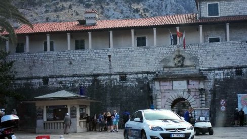 ZBOG STAVA HRVATSKE MENJAJU I - IME BAZENA: U Kotoru pokrenuta procedura za ukidanje odluke i promenu naziva Zoran DŽimi Gopčević