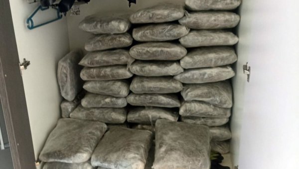 У БЕОГРАДУ УХАПШЕНИ ДИЛЕРИ ИЗ ПРИБОЈА:  Заплењено 80 килограма разних наркотика (ФОТО)