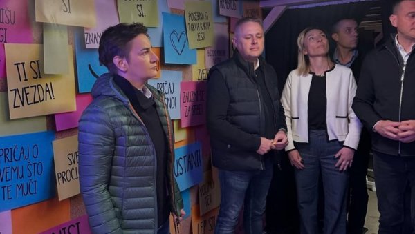 НИЈЕДНО ДЕТЕ НЕ СМЕ ДА ОСТАНЕ САМО: Брнабићева у Смедеревској Паланци обишла искуствени тунел Постоји излаз (ФОТО/ВИДЕО)