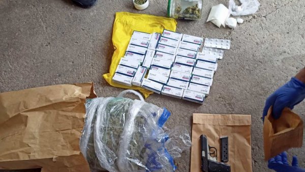 ХАПШЕЊЕ ЗБОГ НАРКОТИКА И ПИШТОЉА: Полиција одредила задржавање осумњиченом Ћупричанину (ФОТО)