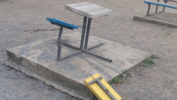 ПОЛОМИЛИ КЛУПЕ И СПРАВЕ ЗА ВЕЖБАЊЕ: Градски парк у Вршцу поново био на мети обесне омладине