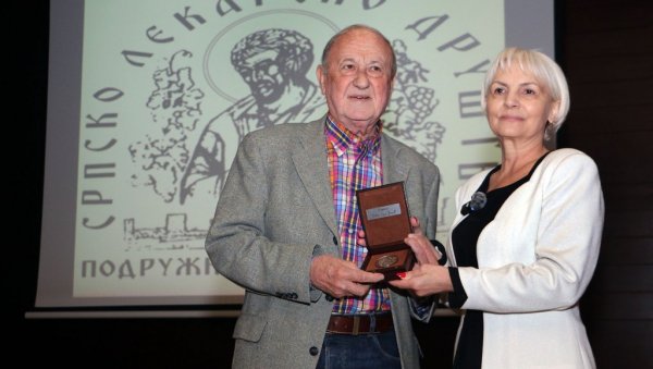 У СМЕДЕРЕВУ ОДРЖАН СИМПОЗИЈУМ ЛЕКАРА: Сребрњак града доктору Јовану Хаџи Ђокићу