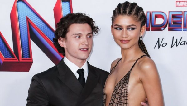 ЗЕНДАЈА ОПОВРГЛА ГЛАСИНЕ О ТАЈНОМ СКЛАПАЊУ БРАКА СА ТОМОМ ХОЛАНДОМ:  Венчала нас је вештачка интелигенција