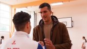 KEŠELJ POSETIO KLADOVO: Uručio sportsku opremu osnovnoj školi i lokalnim klubovima (FOTO)