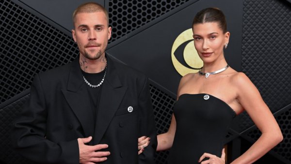 ХЕЈЛИ БИБЕР ПОНОСНА НА РАЗВОЈ ЊЕНОГ И ЏАСТИНОВОГ СИНА: Говори реч „кошарка“ и пева очеве хитове