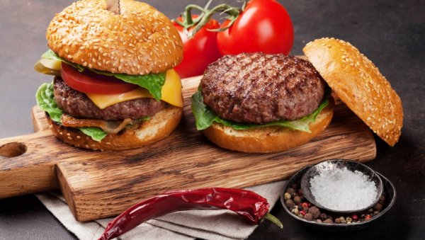 МНОГО БОЉИ НЕГО У РЕСТОРАНУ: Домаћи бургери, сочни и укусни